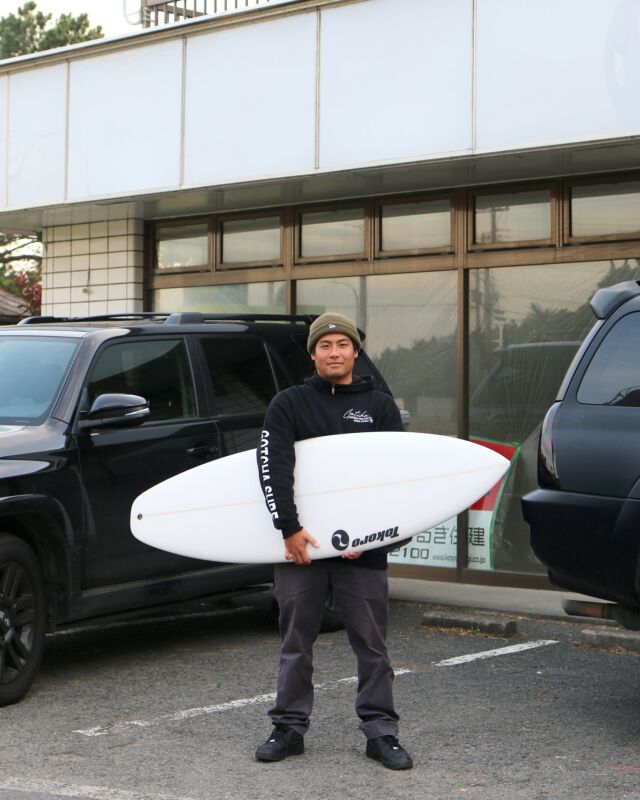オリンピック、日本代表選手の稲葉玲王がサーフボードミーティングのためにソエダサーフボードのオフィスまで来てくれました。最近は今年開催されるタヒチでのオリンピックに向けて集中してトレーニングなどに励んでいるそうです。ぜひ皆さん玲王の応援よろしくお願いいたします！