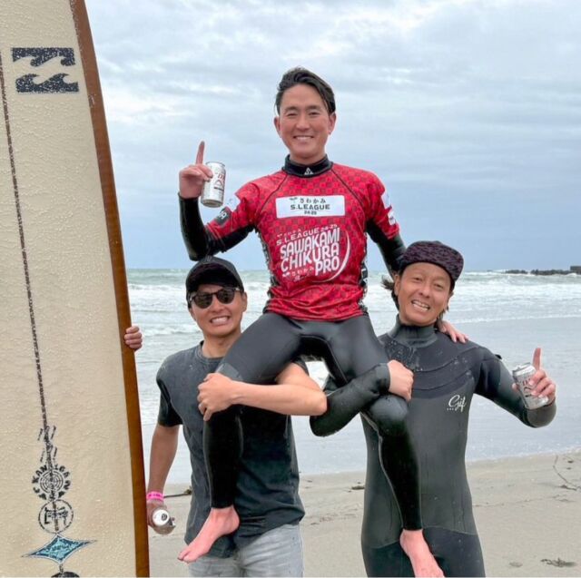 🏆 浜瀬海、JPSA さわかみ千倉プロ優勝 & 3連覇達成！ 🏆

千葉・千倉で開催された JPSA さわかみ S.LEAGUE 24-25 ロングボード第3戦「さわかみ千倉プロ」 で、弊社ライダー 浜瀬海 が見事に優勝！ さらに 3連覇を達成し、通算5度目のグランドチャンピオン に輝きました✨

常に勝利を求め、自分を追い込み続けるストイックな姿勢。限られた時間の中でも妥協せず、努力を積み重ねてきたその成果が、今回も最高の形で証明されました🔥 まさにチャンピオンの中のチャンピオン！

さらに、結婚後初の試合となった今大会。「結婚の勢いそのままに優勝できました！笑」と、喜び溢れるコメントも✨ 最高の瞬間を掴み取ったKai、本当におめでとう！

🏄 使用ボード：ROCKDANCE x 石黒聡シェープ NR1 モデル

これからも更なる活躍に期待！🎉

#浜瀬海 #JPSA #さわかみ千倉プロ #3連覇 #グランドチャンピオン #ROCKDANCE #NR1モデル #ロングボード